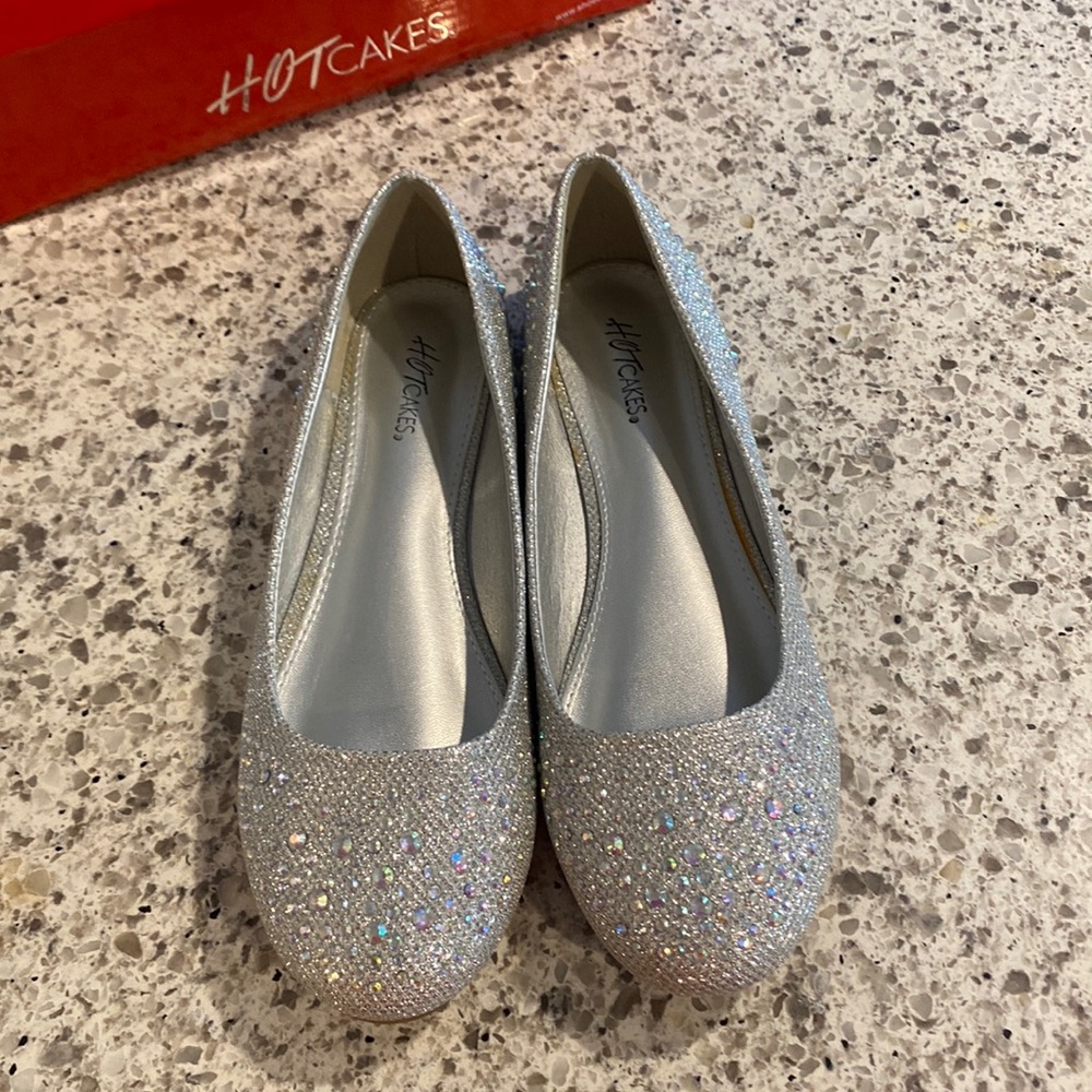 Hotcakes silver flats. Size 9